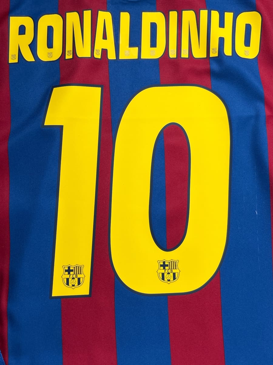 2005/6 Barcelona Ronaldinho #10 Home Shirt (L)
