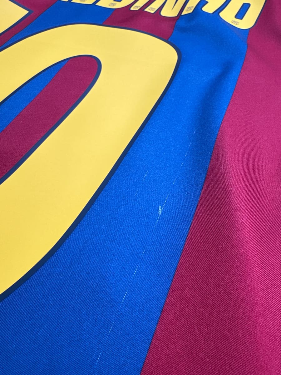 2005/6 Barcelona Ronaldinho #10 Home Shirt (L)