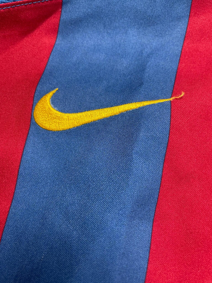 2005/6 Barcelona Ronaldinho #10 Home Shirt (M)