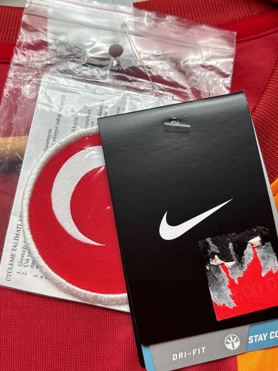 2014/15 Galatasaray Sneijder #10 Home Shirt BNWT Signed With Video Proof (XXL)