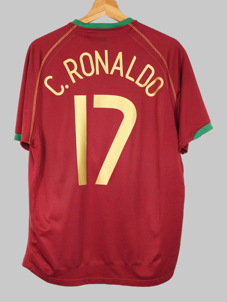2006/7 Portugal C.Ronaldo #17 Home Shirt (M)