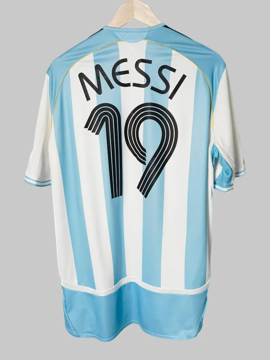 Argentina Home Shirt 2006/7 Messi 19 (L)