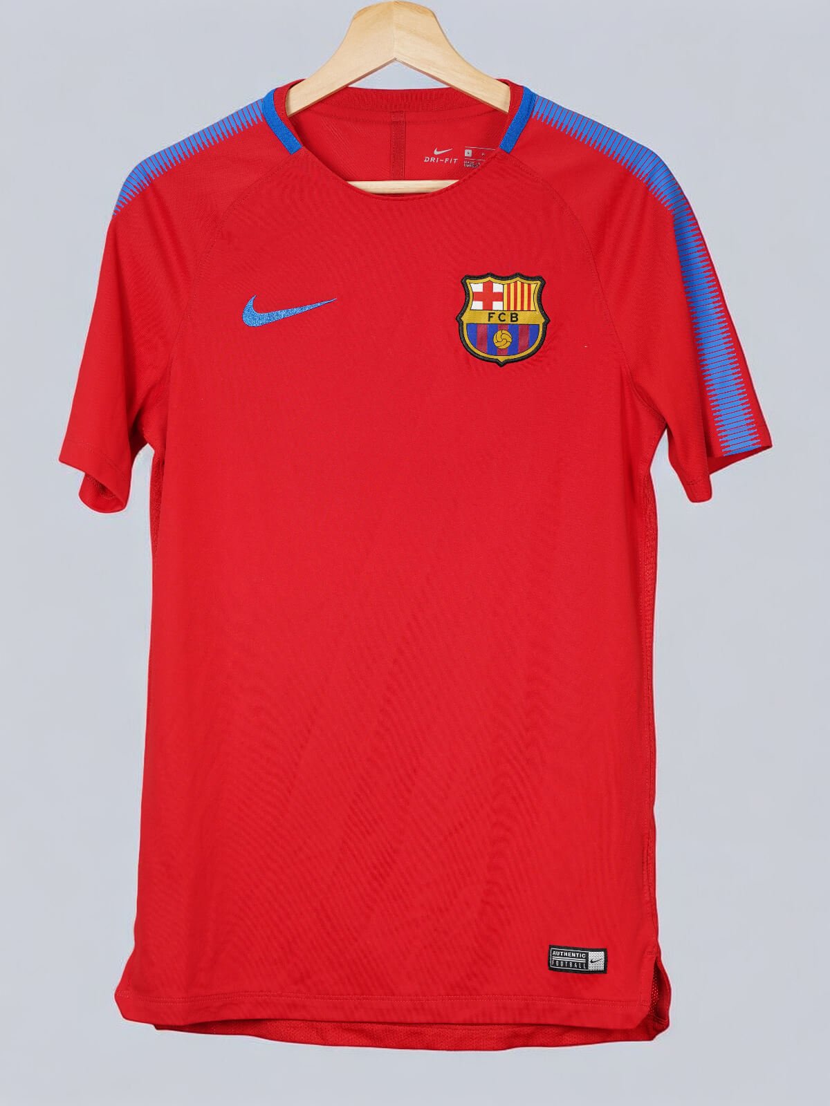 Cuarta equipación FC Barcelona Strike Camiseta de fútbol de entrenamiento para antes del partido Dri-FIT - Mujer. ES Cuarta equipación FC Barcelona Strike Camiseta de fútbol de entrenamiento para antes del partido Dri-FIT - Mujer. ES