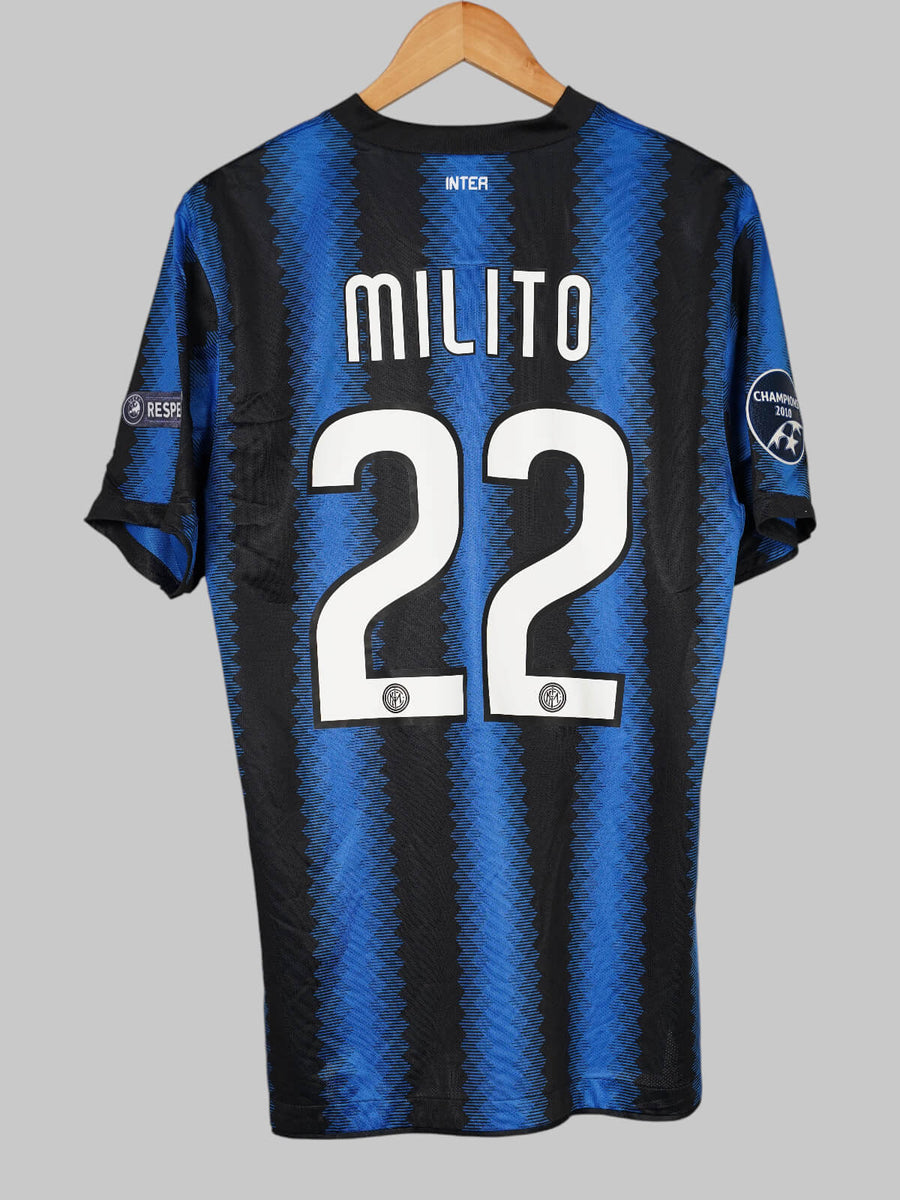 Inter Milan Home Shirt 2010/11 Milito 22 (L)