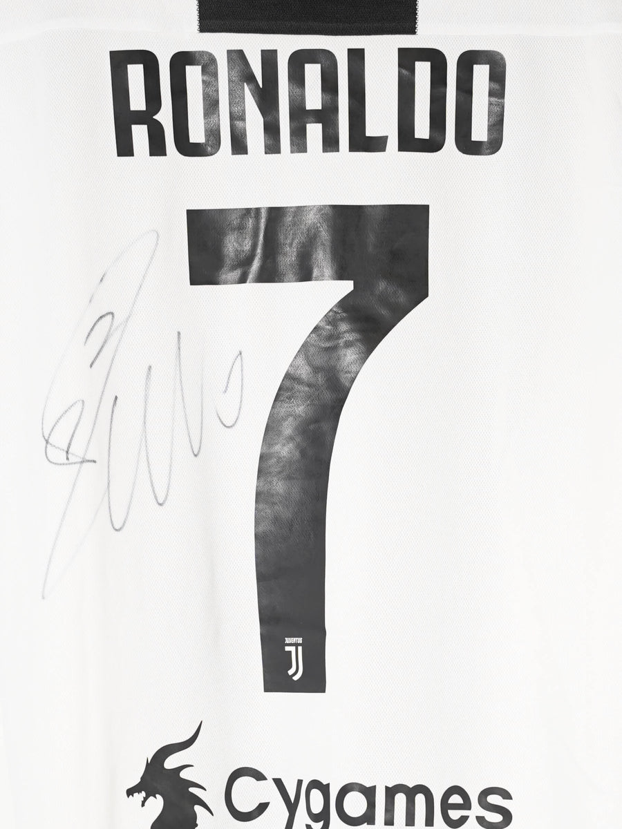 Juventus Signed Home Shirt 2018/19 Ronaldo 7 (M)