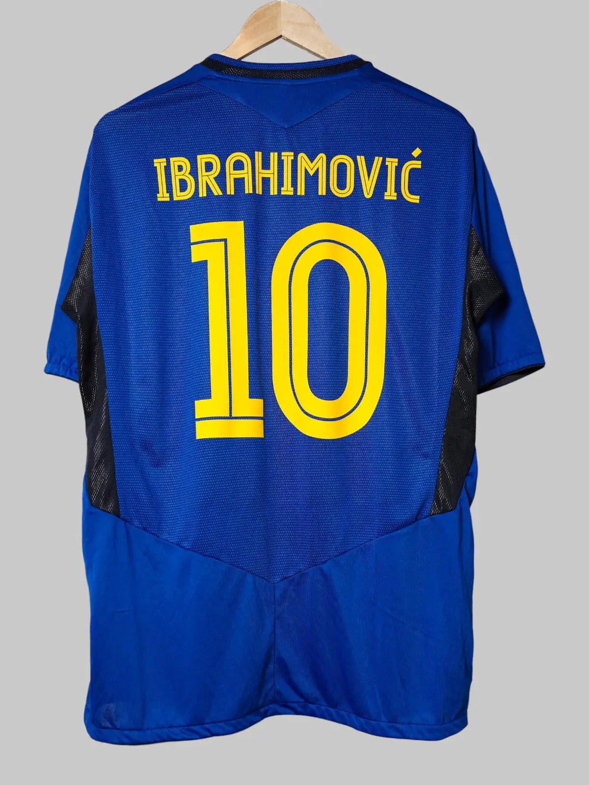 2005/06 Sweden Ibrahimovic #10 Away Shirt (XL) Umbro – First11