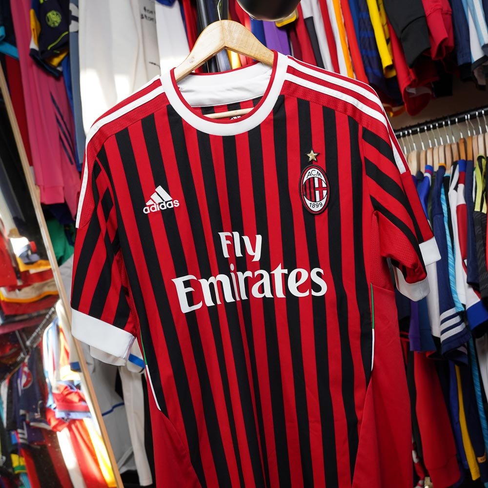 Retro AC Milan football shirts and vintage kits from Serie A and Champions League triumphs.
