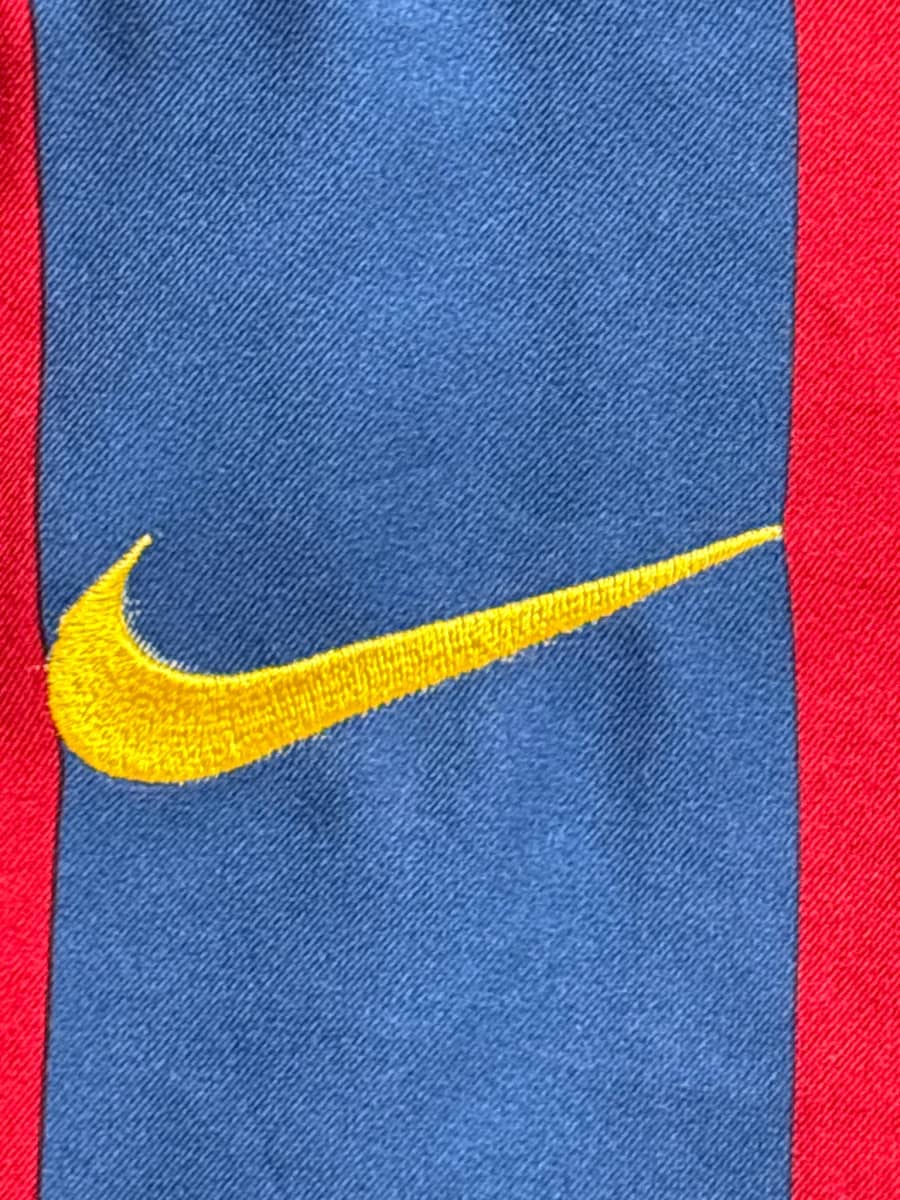 2005/6 Barcelona Ronaldinho #10 Home Shirt (L)