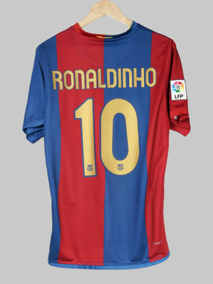 2006/07 Barcelona Ronaldinho #10 Home Shirt (M)