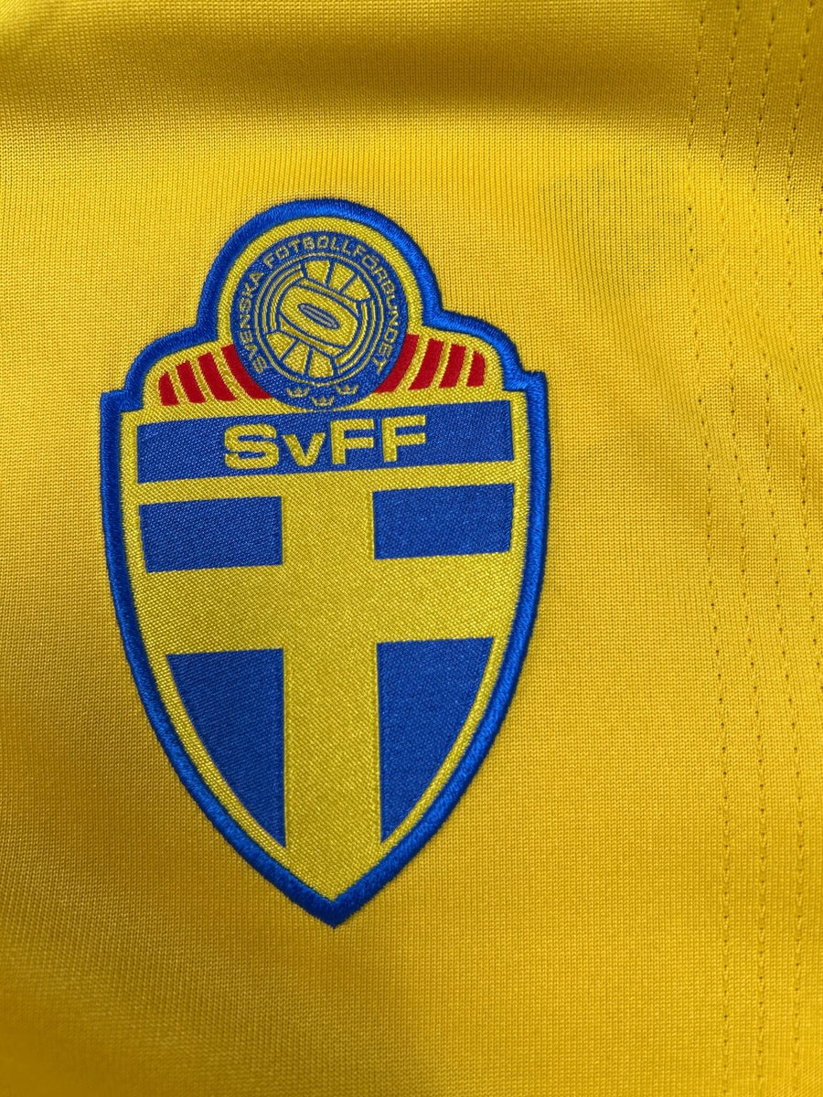 2007/8 Sweden Ibrahimovic #10 Home Shirt (L)