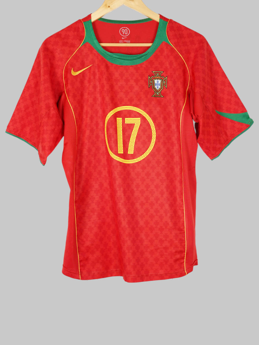 2004/5 Portugal C.Ronaldo #17 Home Shirt (M)