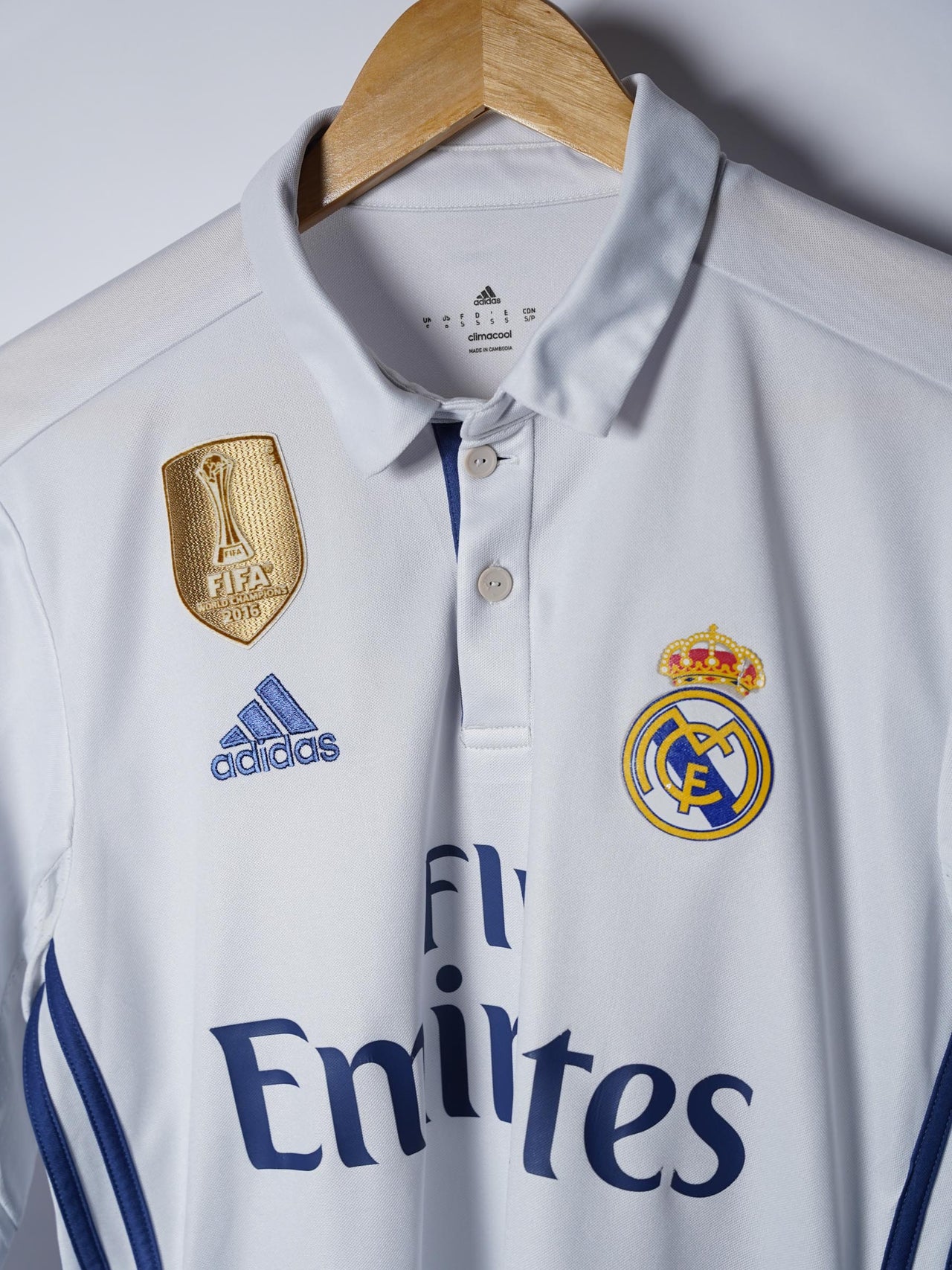 Real Madrid Home Shirt L/S 2016/17 Modric #19 (S)