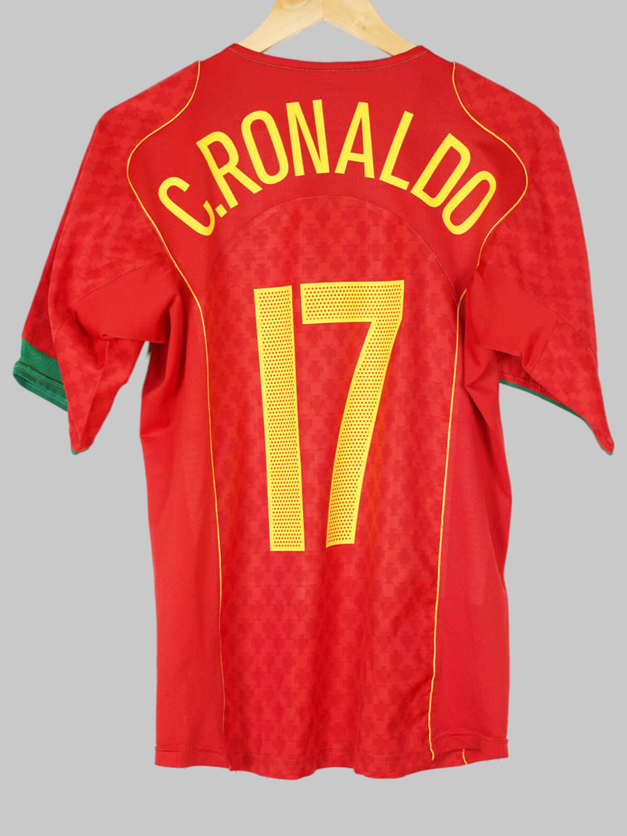2004/5 Portugal C.Ronaldo #17 Home Shirt (M)