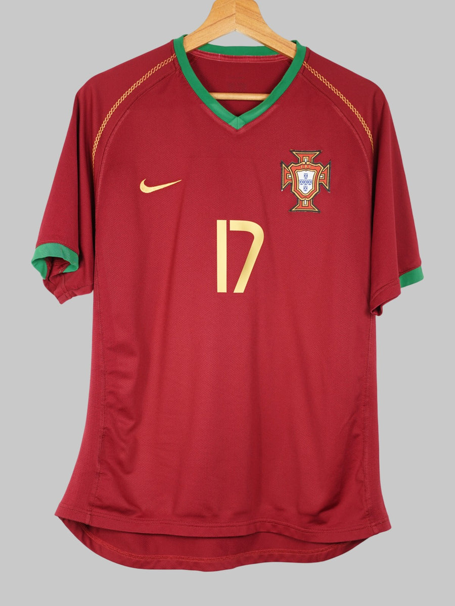 2006/7 Portugal C.Ronaldo #17 Home Shirt (M)