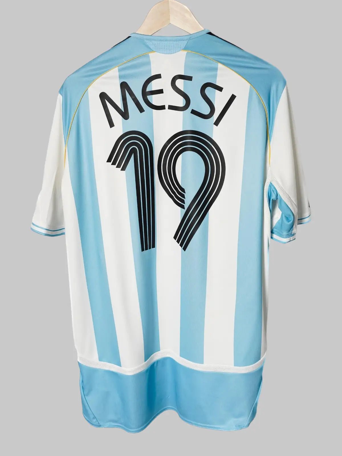 Argentina Home Shirt 2006/7 Messi 19 (L)