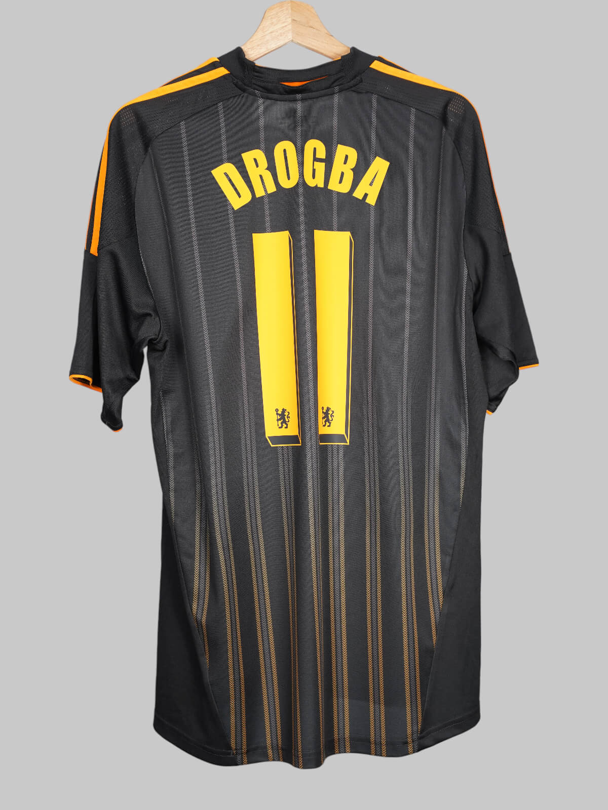 Chelsea Away Shirt 2010/11 Drogba 11 (L)