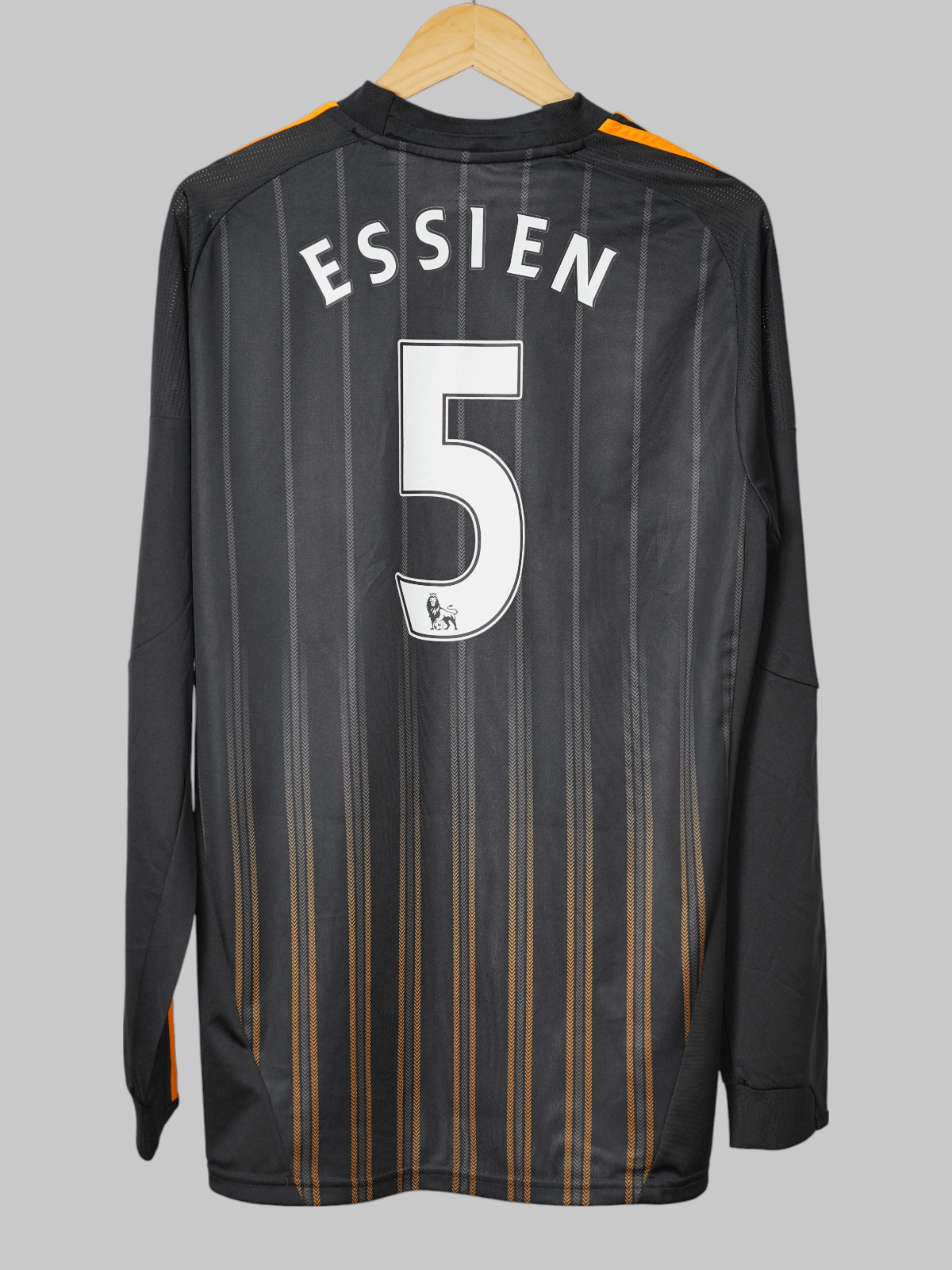 Chelsea Away Shirt L/S 2010/11 Essien 5 (L)