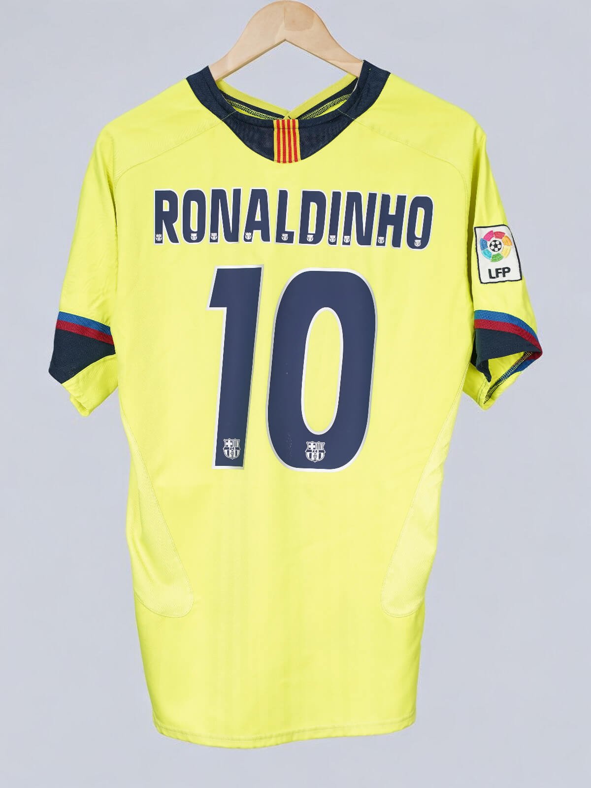 Camiseta visitante FC Barcelona 2005/6 – Ronaldinho – Talla M