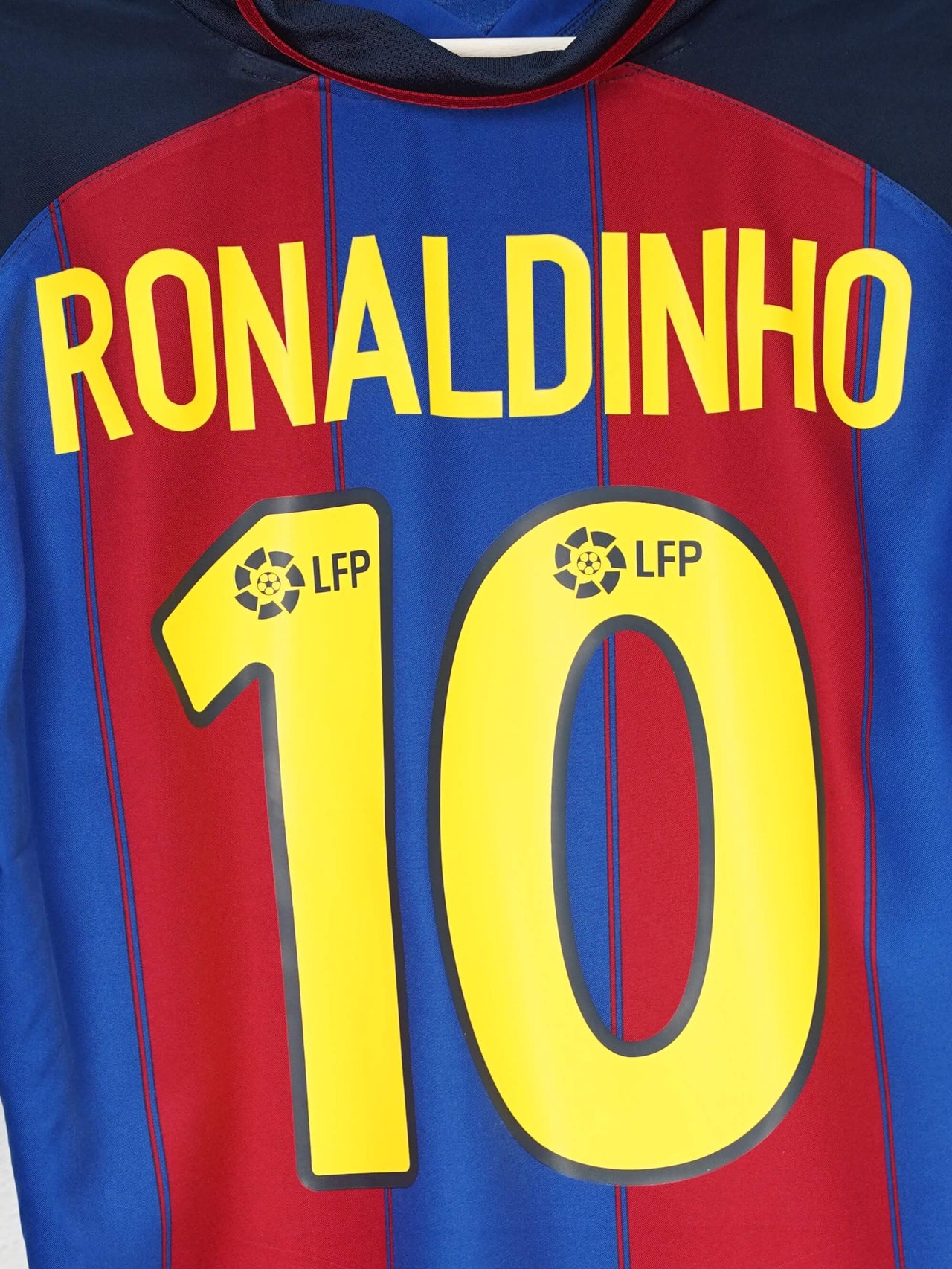 FC Barcelona Home Shirt 2003/4 Ronaldinho 10 (M)