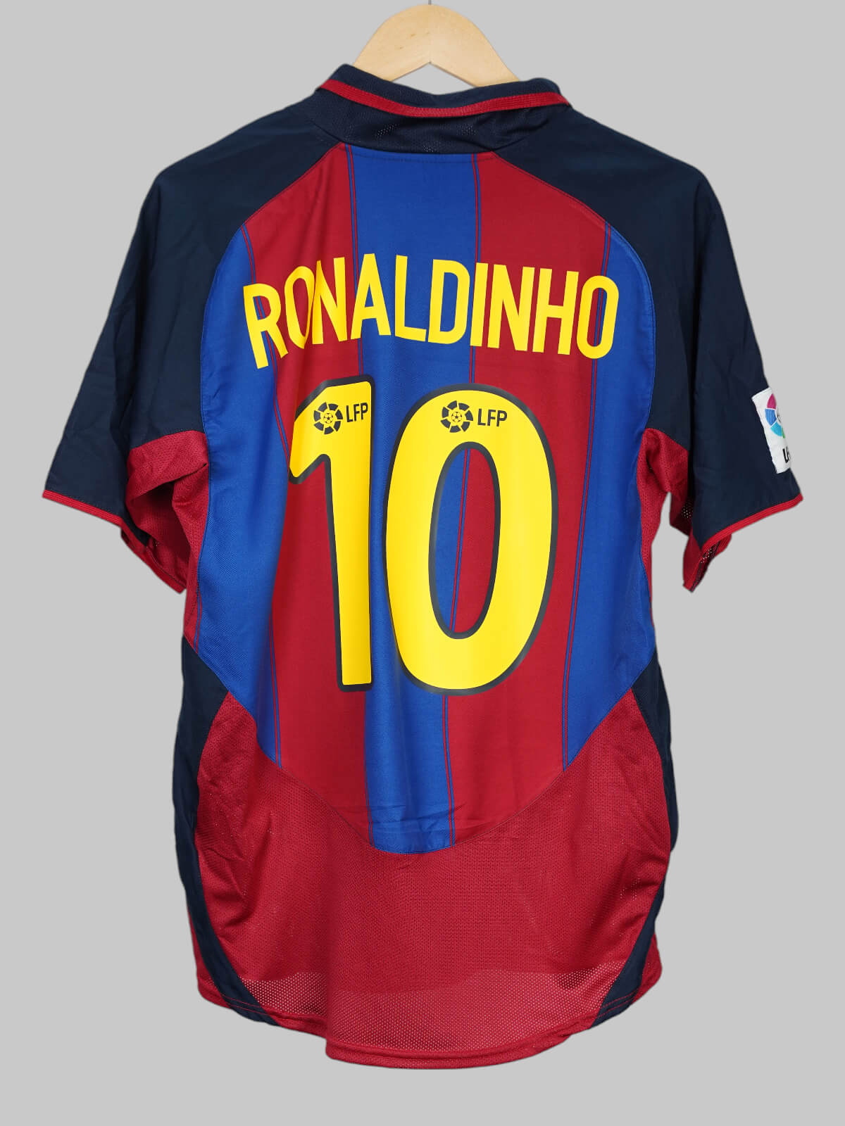 FC Barcelona Home Shirt 2003/4 Ronaldinho 10 (M)