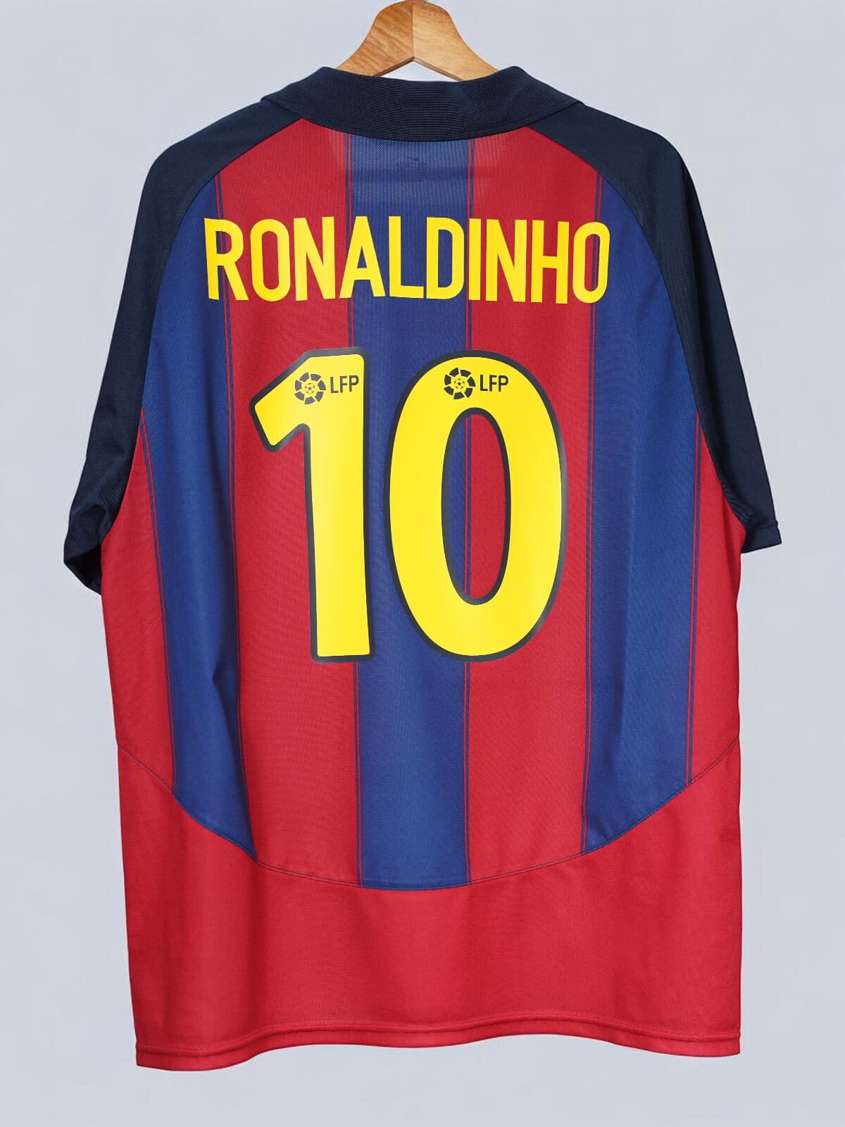 FC Barcelona Home Shirt 2003/4 Ronaldinho 10 (XL)