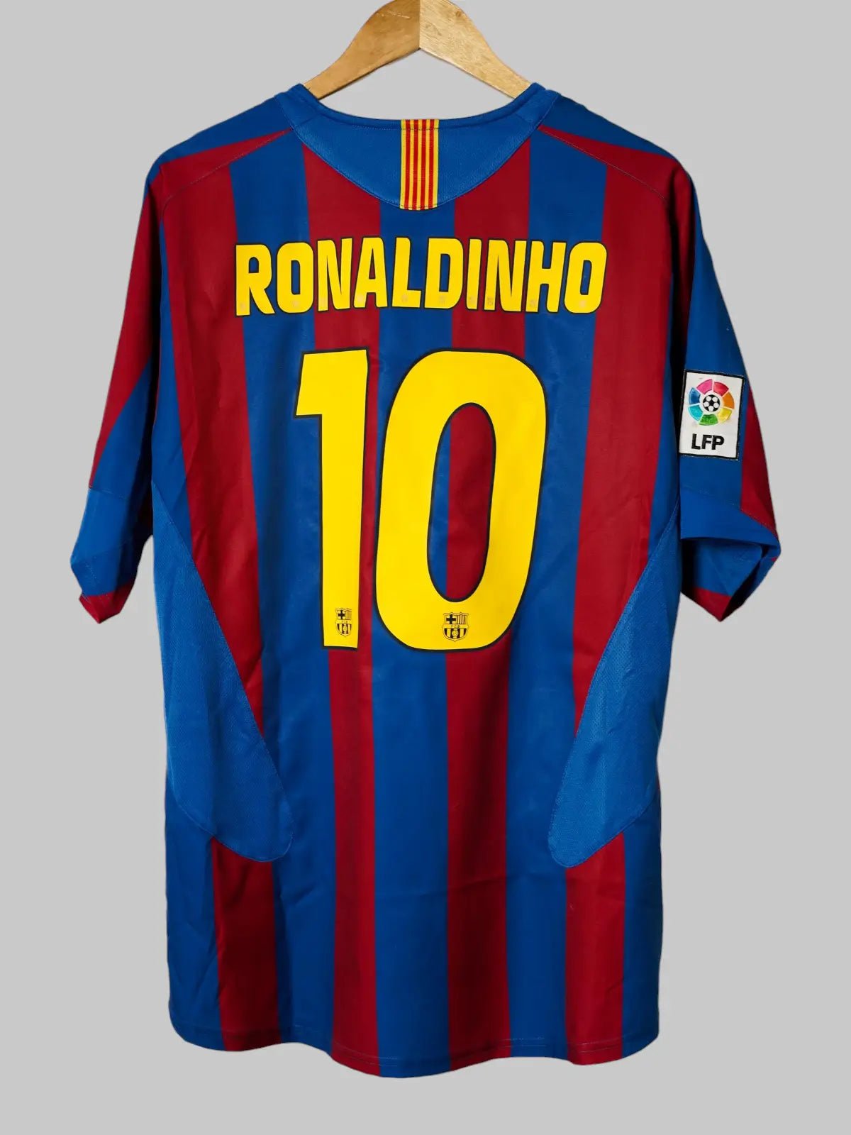 FC Barcelona Home Shirt 2005/6 Ronaldinho 10 (L)