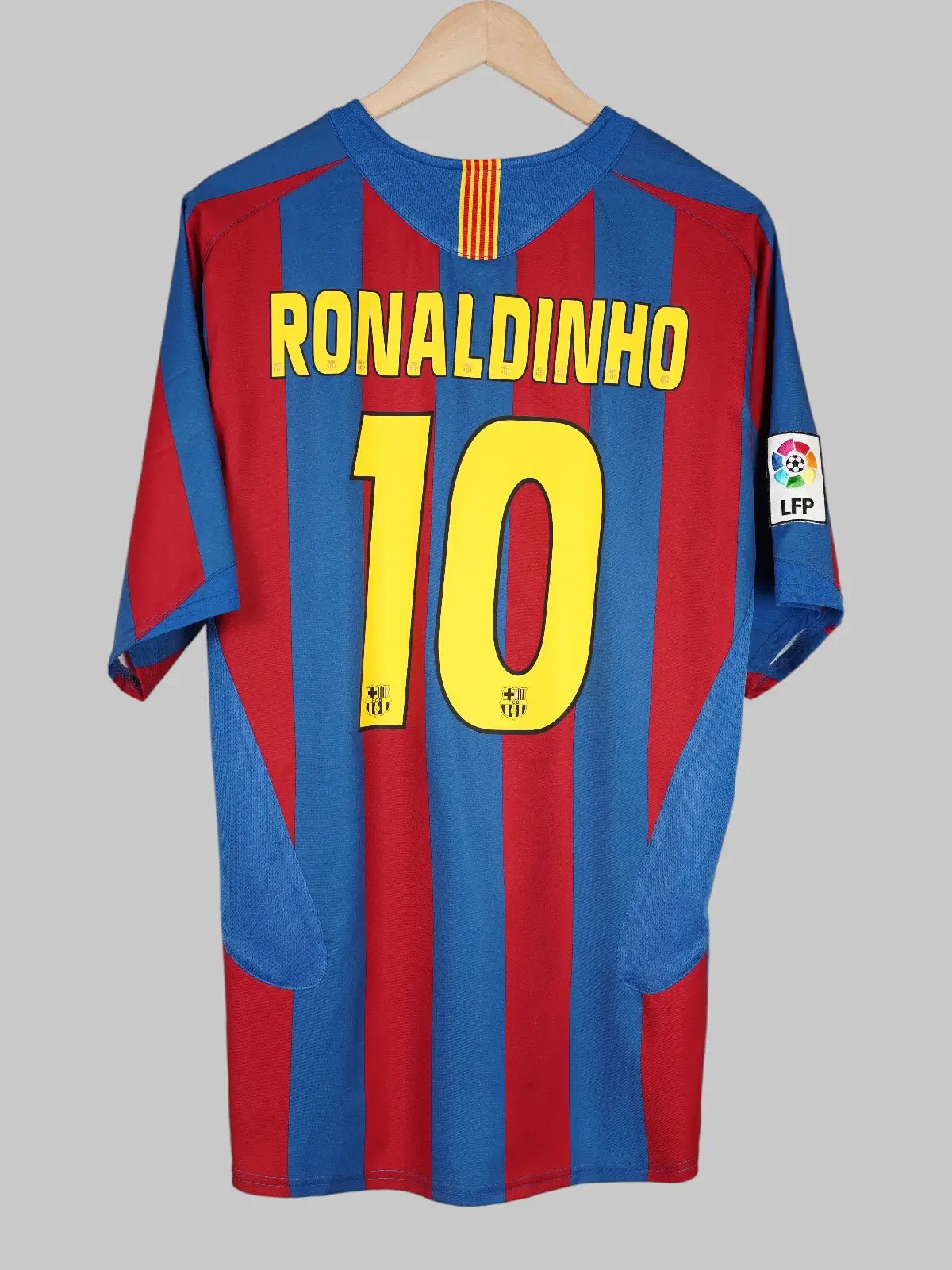FC Barcelona Home Shirt 2005/6 Ronaldinho 10 (L)
