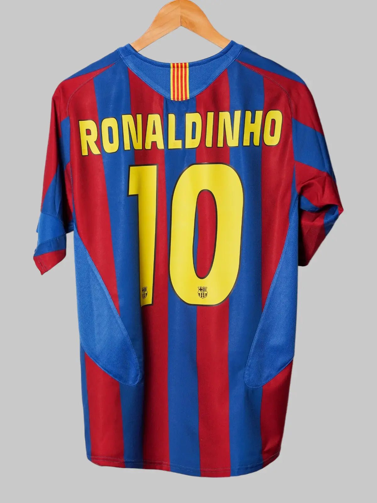 FC Barcelona Home Shirt 2005/6 Ronaldinho 10 (S)