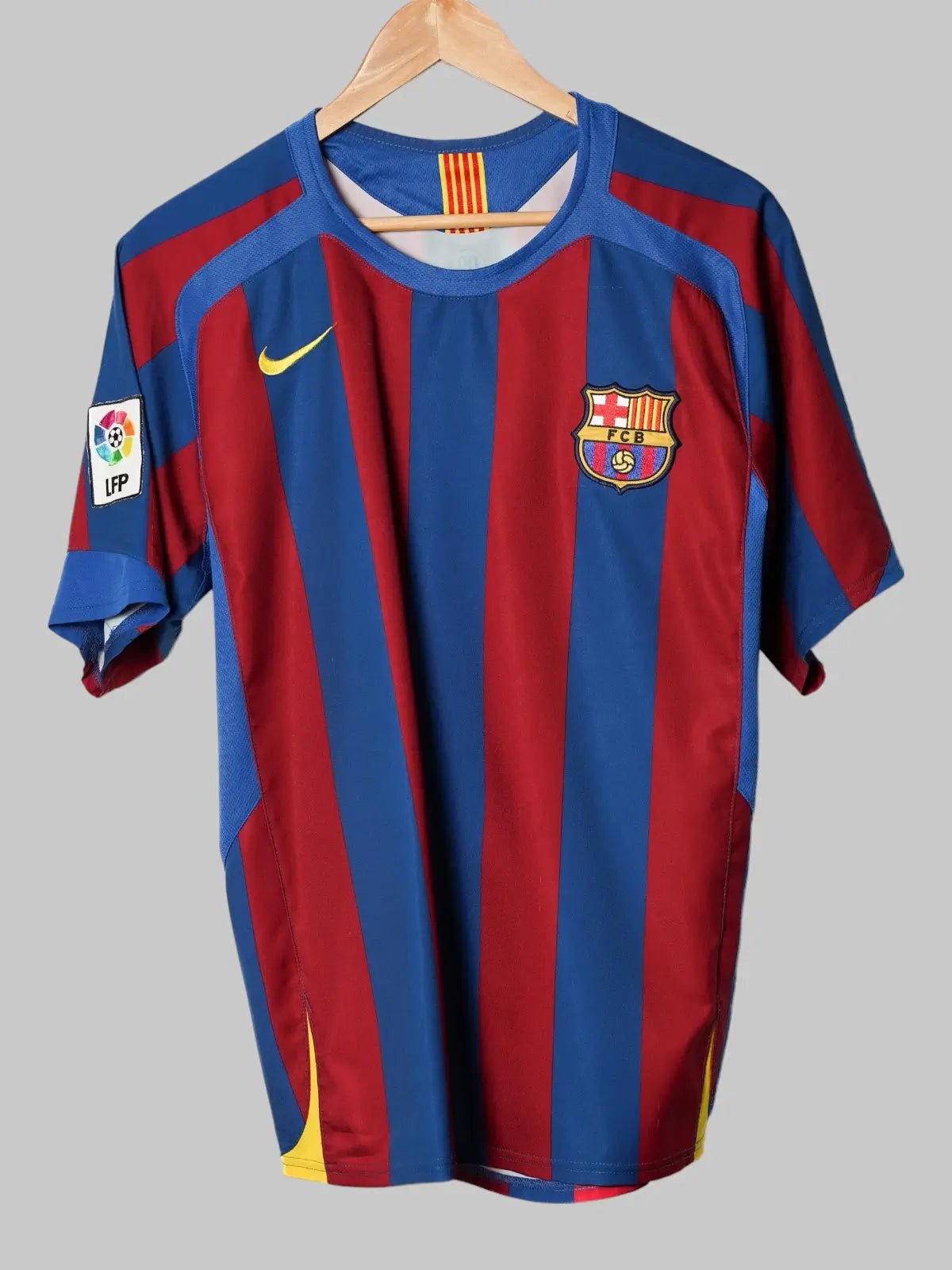 FC Barcelona Home Shirt 2005/6 Ronaldinho 10 (S)
