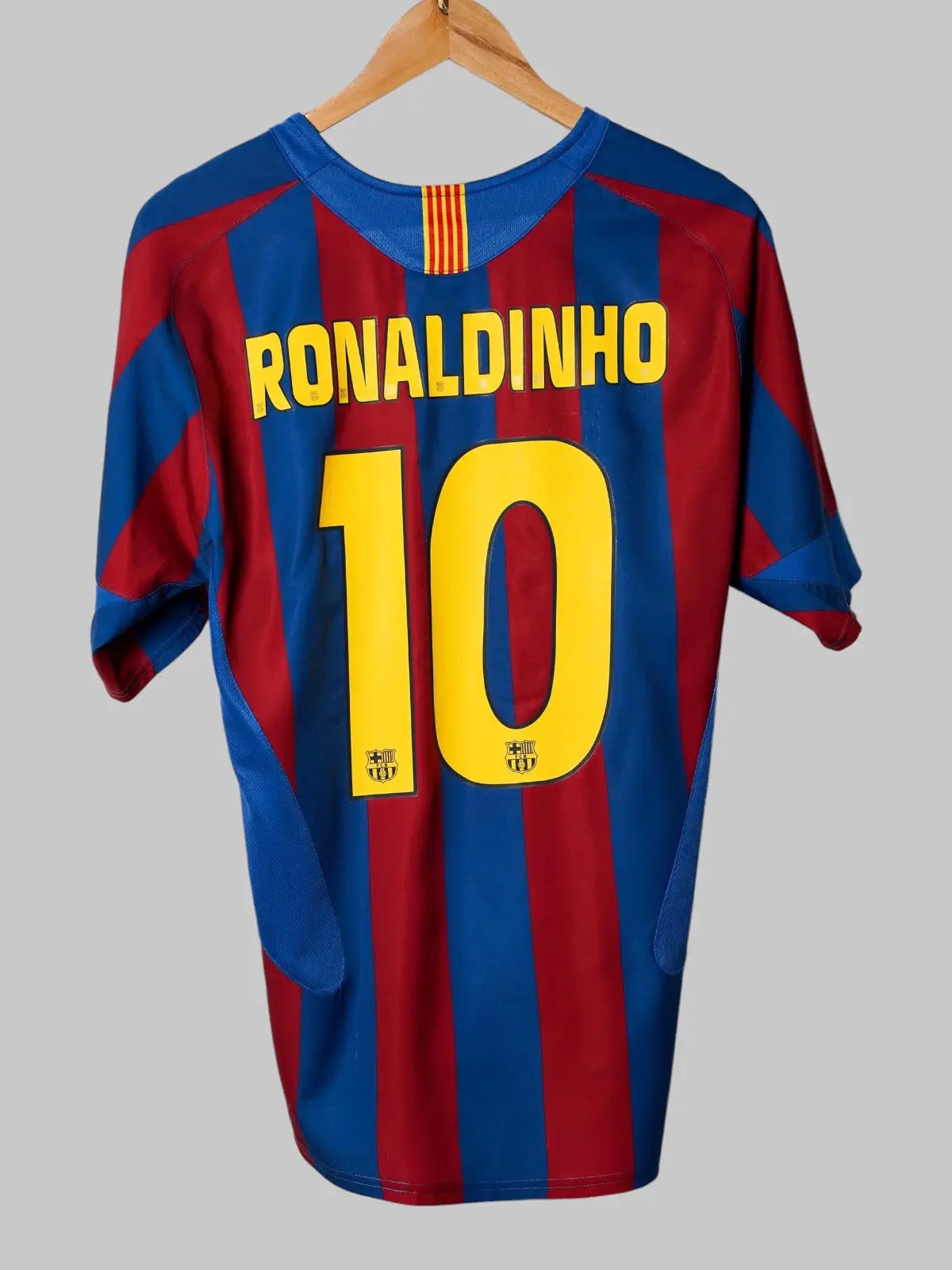 FC Barcelona Home Shirt 2005/6 Ronaldinho 10 (S)