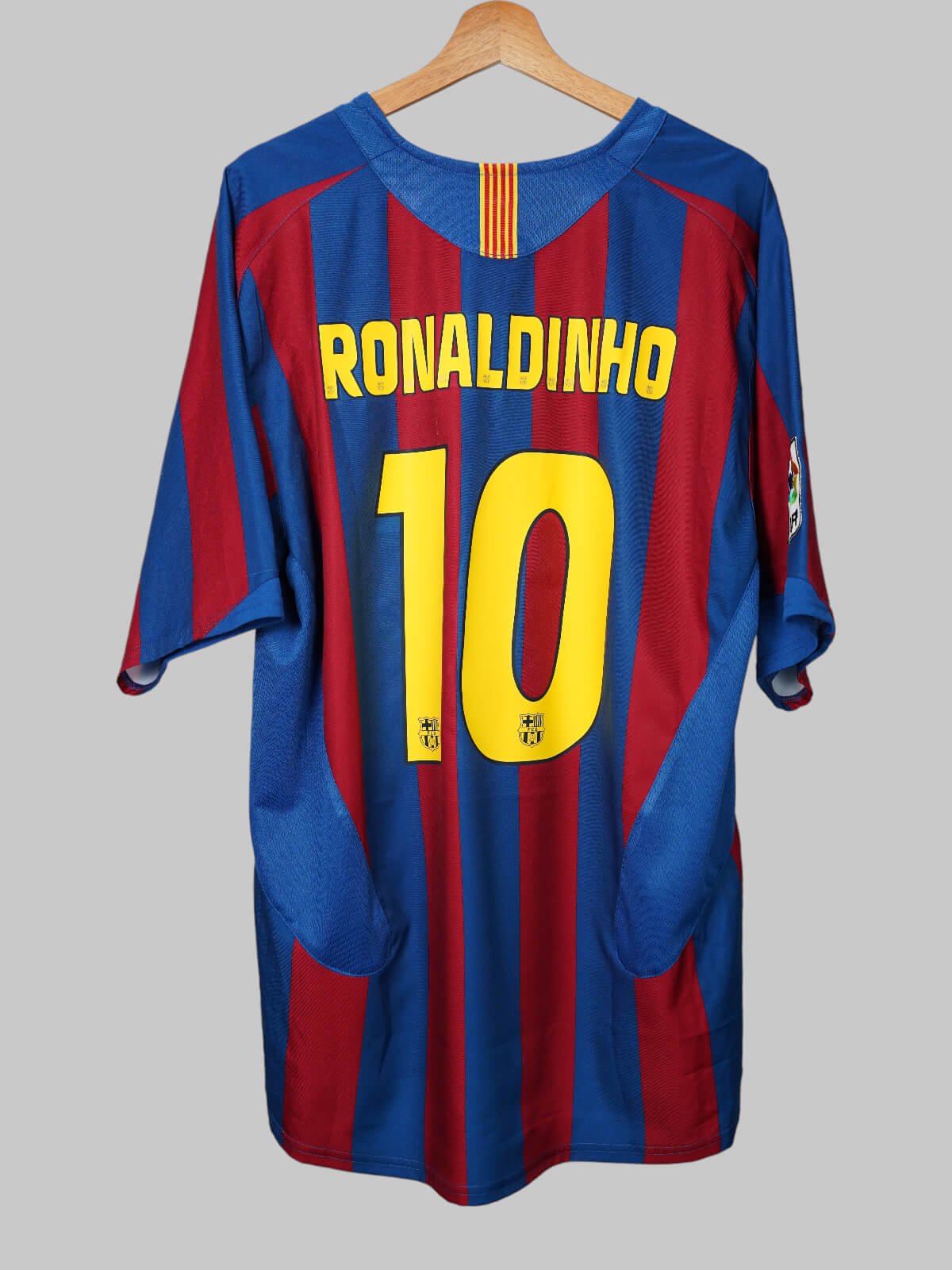 2005/06 Barcelona Ronaldinho #10 Home Shirt (XL) Nike | First11