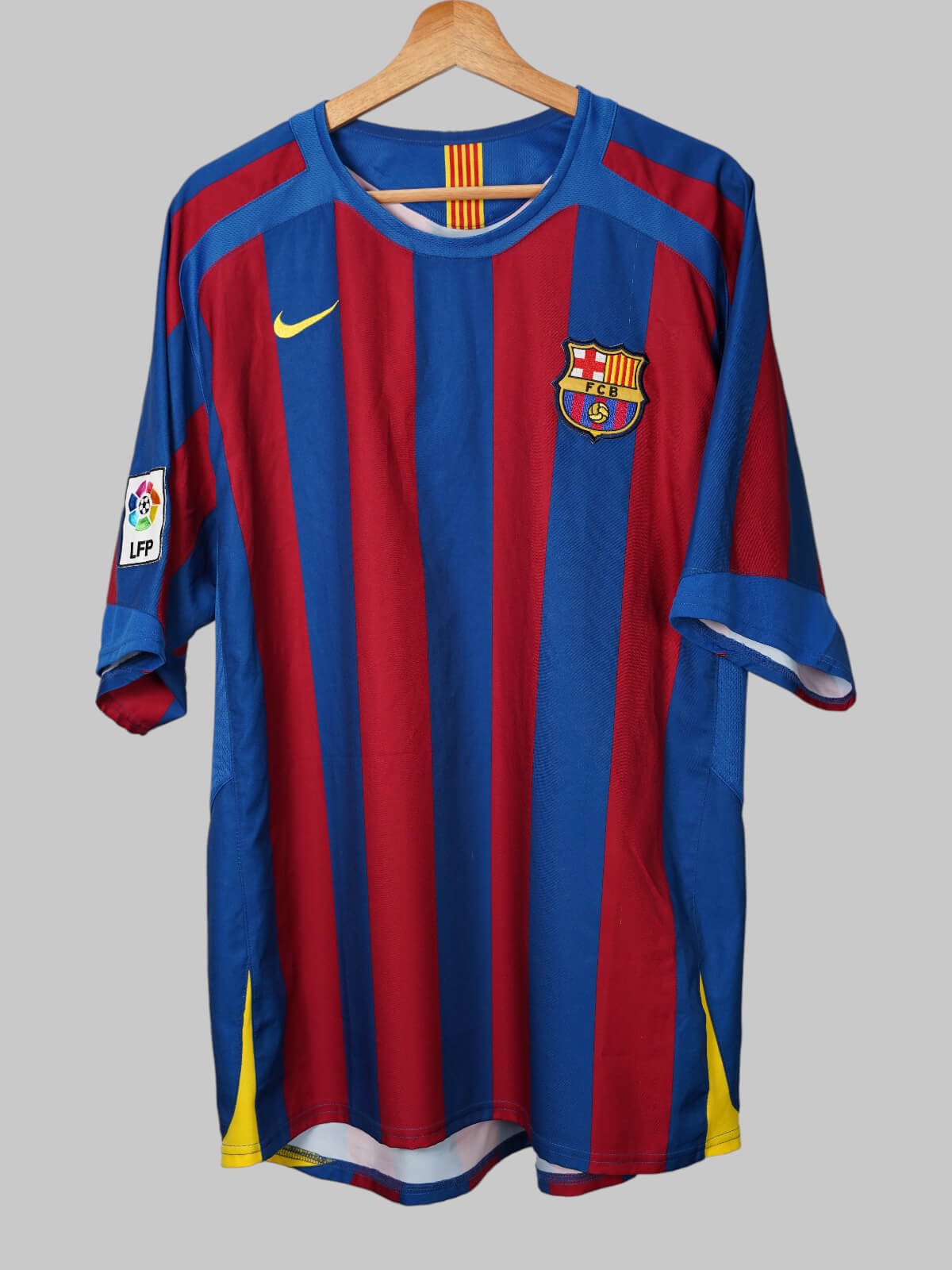 FC Barcelona Home Shirt 2005/6 Ronaldinho 10 (XL)