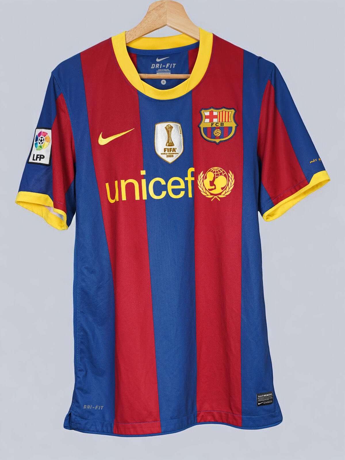 2010/11 FC Barcelona Alves #2 Home Shirt (S) Nike – First11