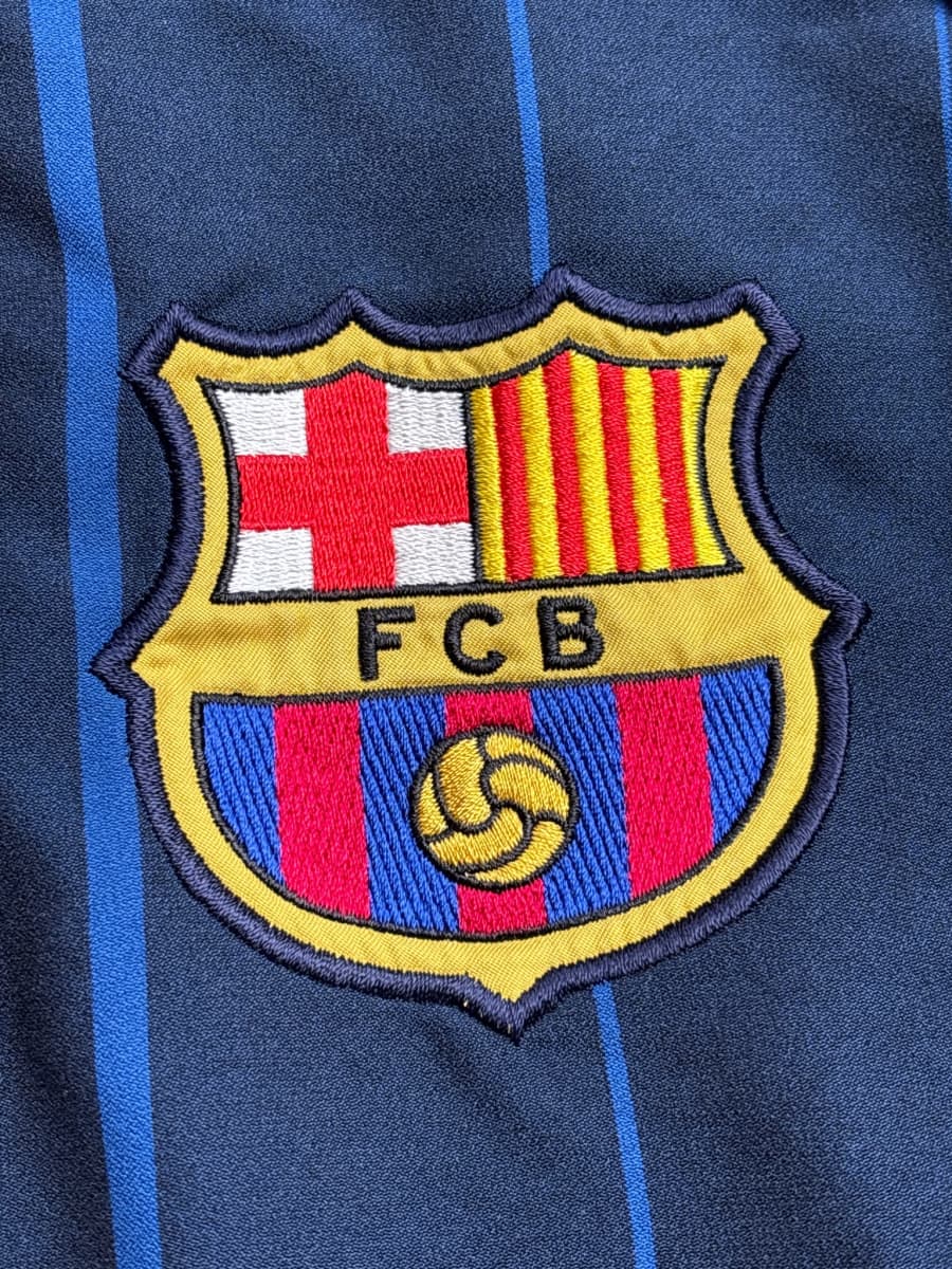 2004/5 Barcelona Ronaldinho #10 Away Shirt (M)