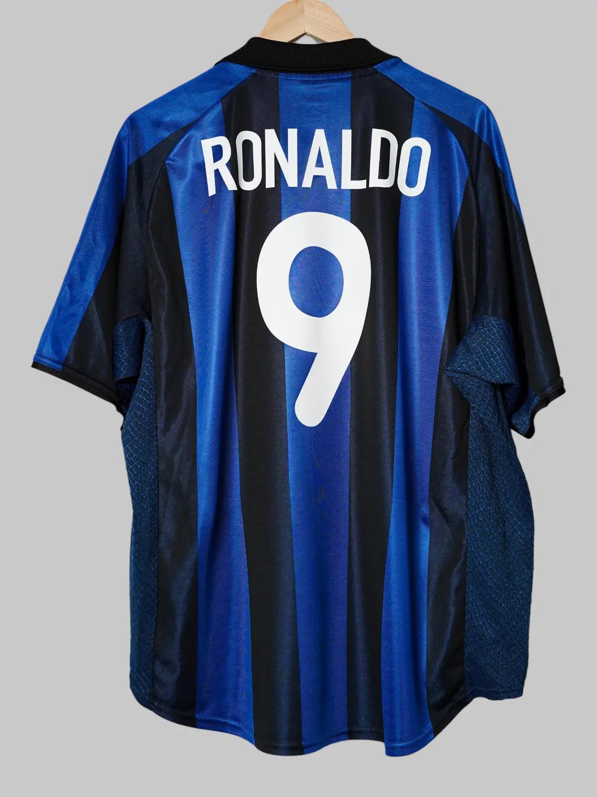 Inter Milan Home Shirt 2001/2 Ronaldo 9 (XL)