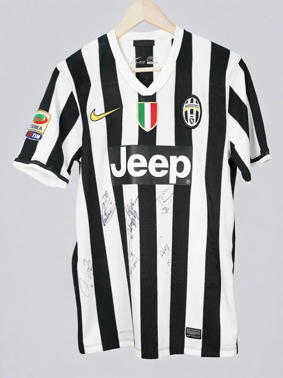 Juventus Home Shirt 2013/14 Vidal 23 Signed (M)