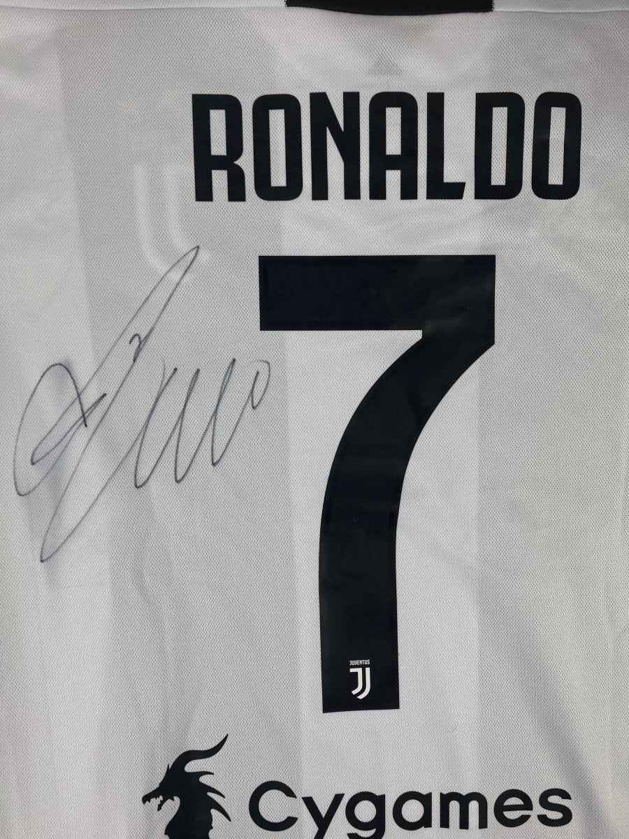 Juventus Home Shirt 2018/19 Ronaldo #7 Signed - 9/10 - L