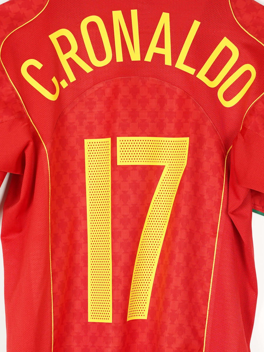2004/5 Portugal C.Ronaldo #17 Home Shirt (M)