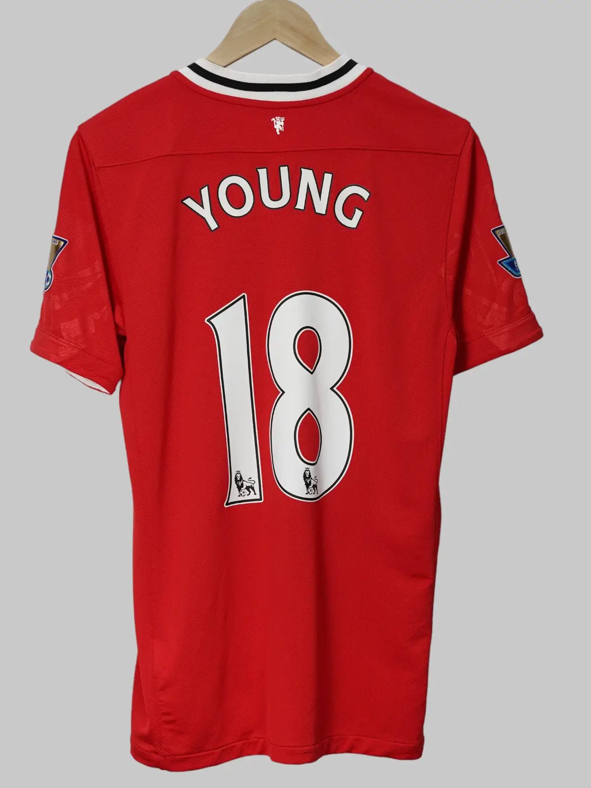 Manchester United Home Shirt 2011/12 Young 18 (S)