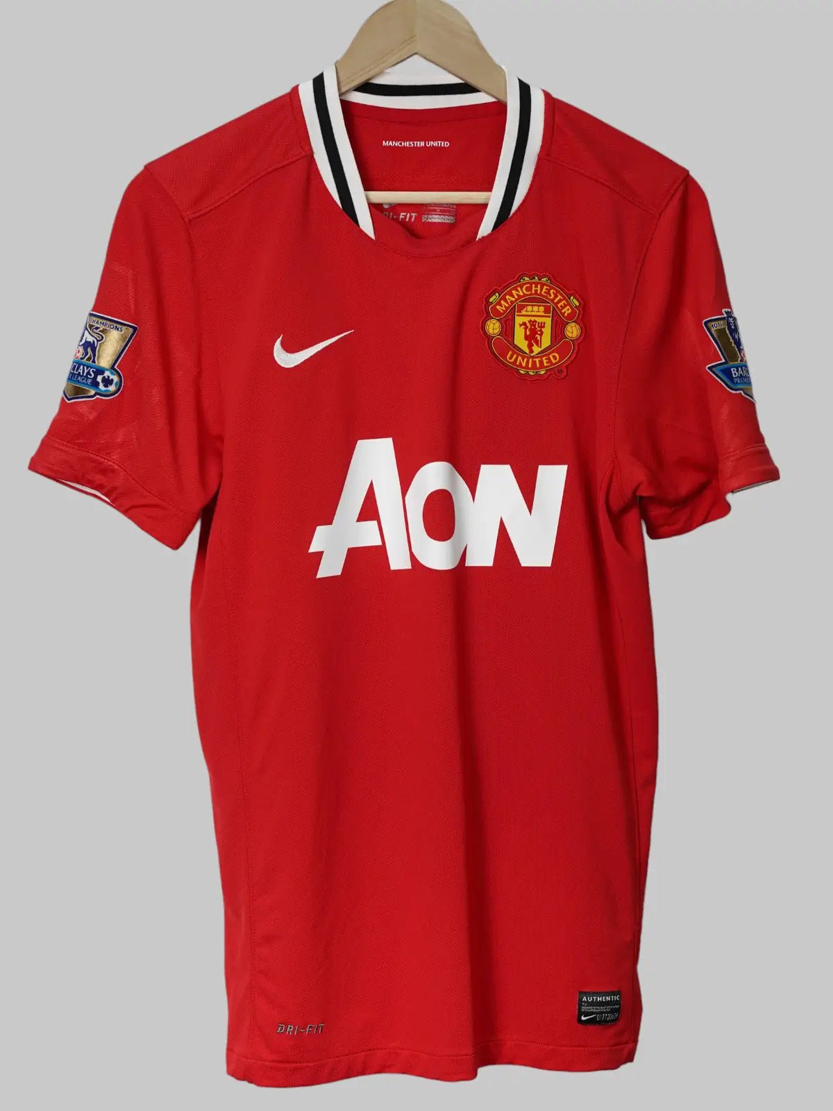 Manchester United Home Shirt 2011/12 Young 18 (S)
