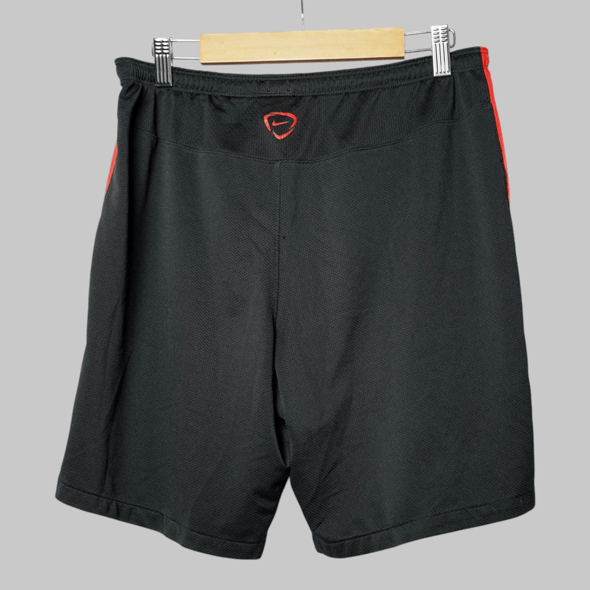 Short Noir et rouge polyamide Vintage 80'S football ancien France Short Noir et rouge polyamide Vintage 80'S football ancien France