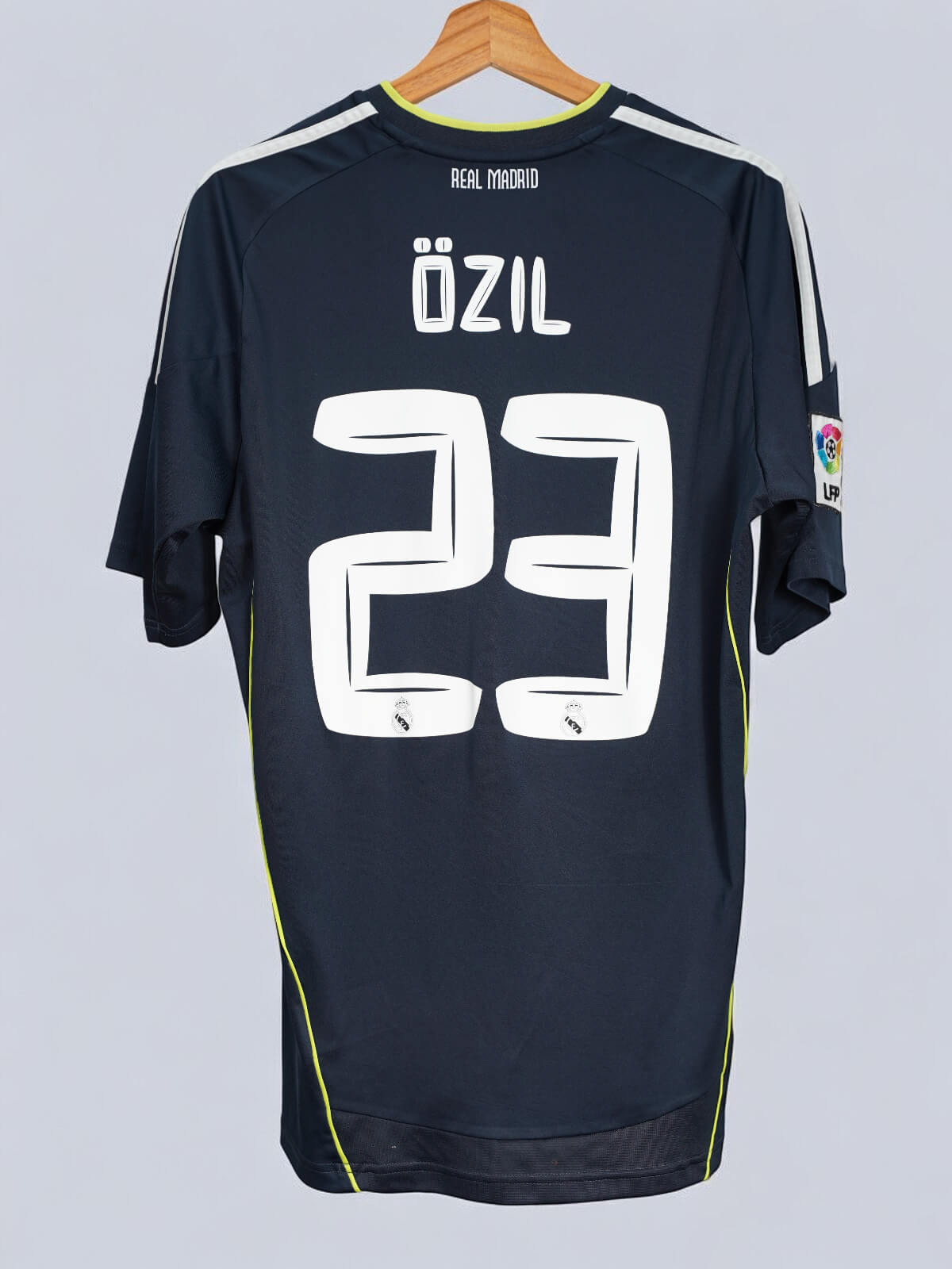 Real Madrid Away Shirt 2010/11 Ozil 23 (M)