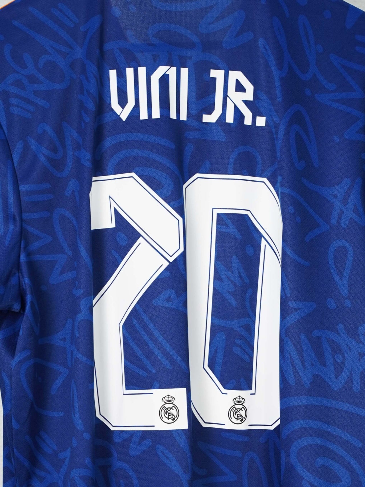 Real Madrid Away Shirt 2021/22 Vini Jr 20 (XL)