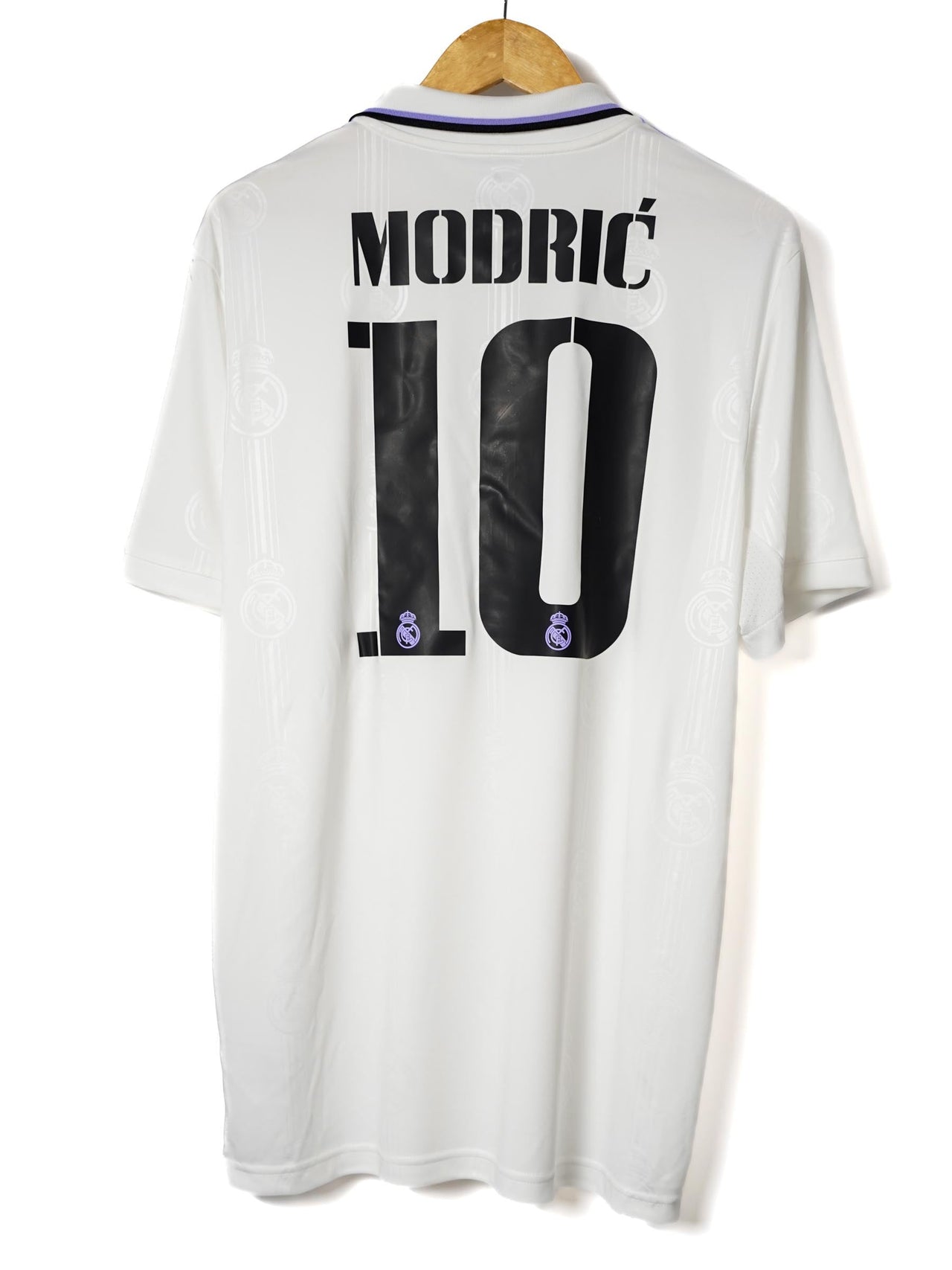 Real Madrid Home Shirt 2022/23 Modric 10 (L)
