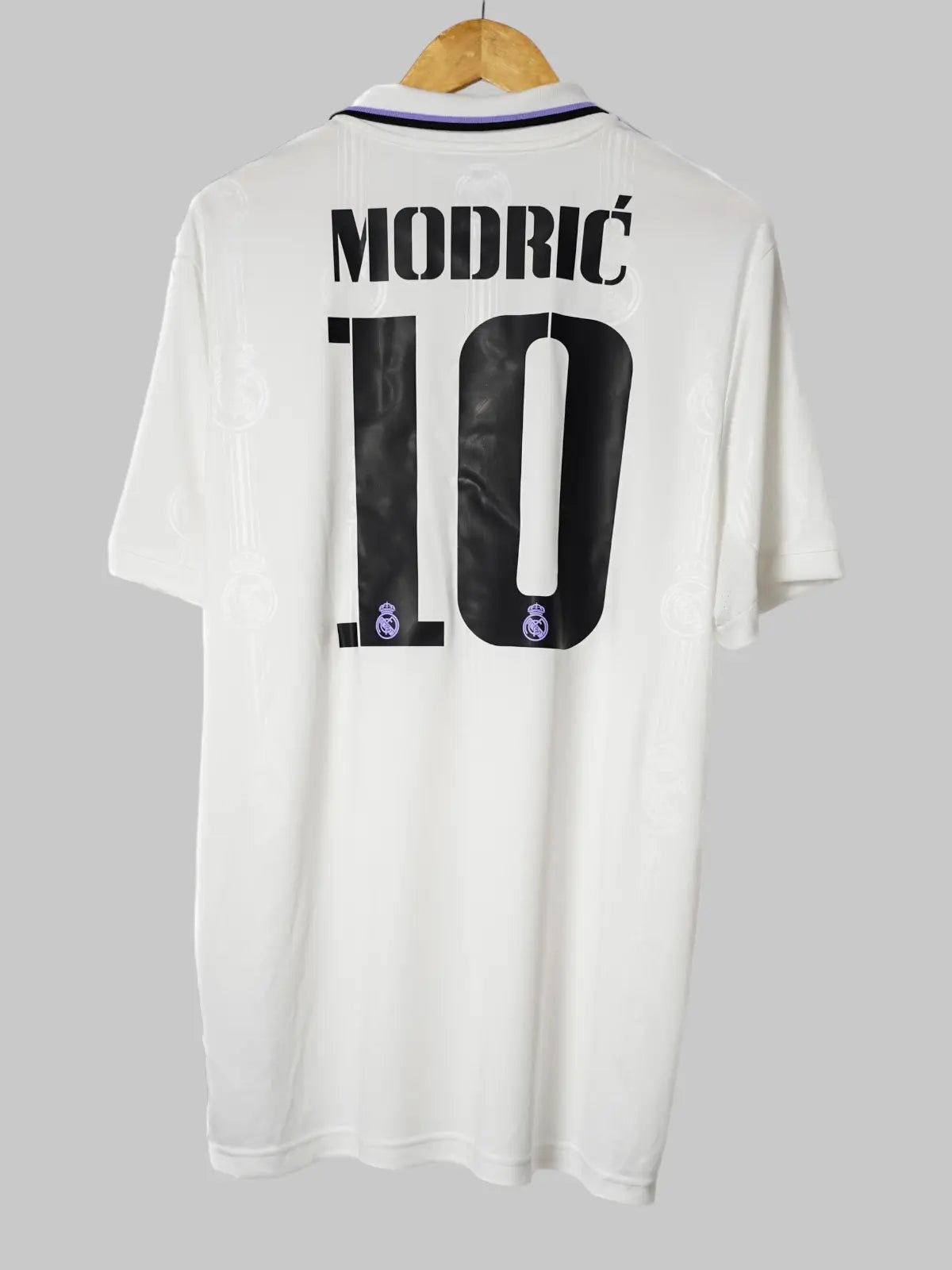 Real Madrid Home Shirt 2022/23 Modric 10 (L)