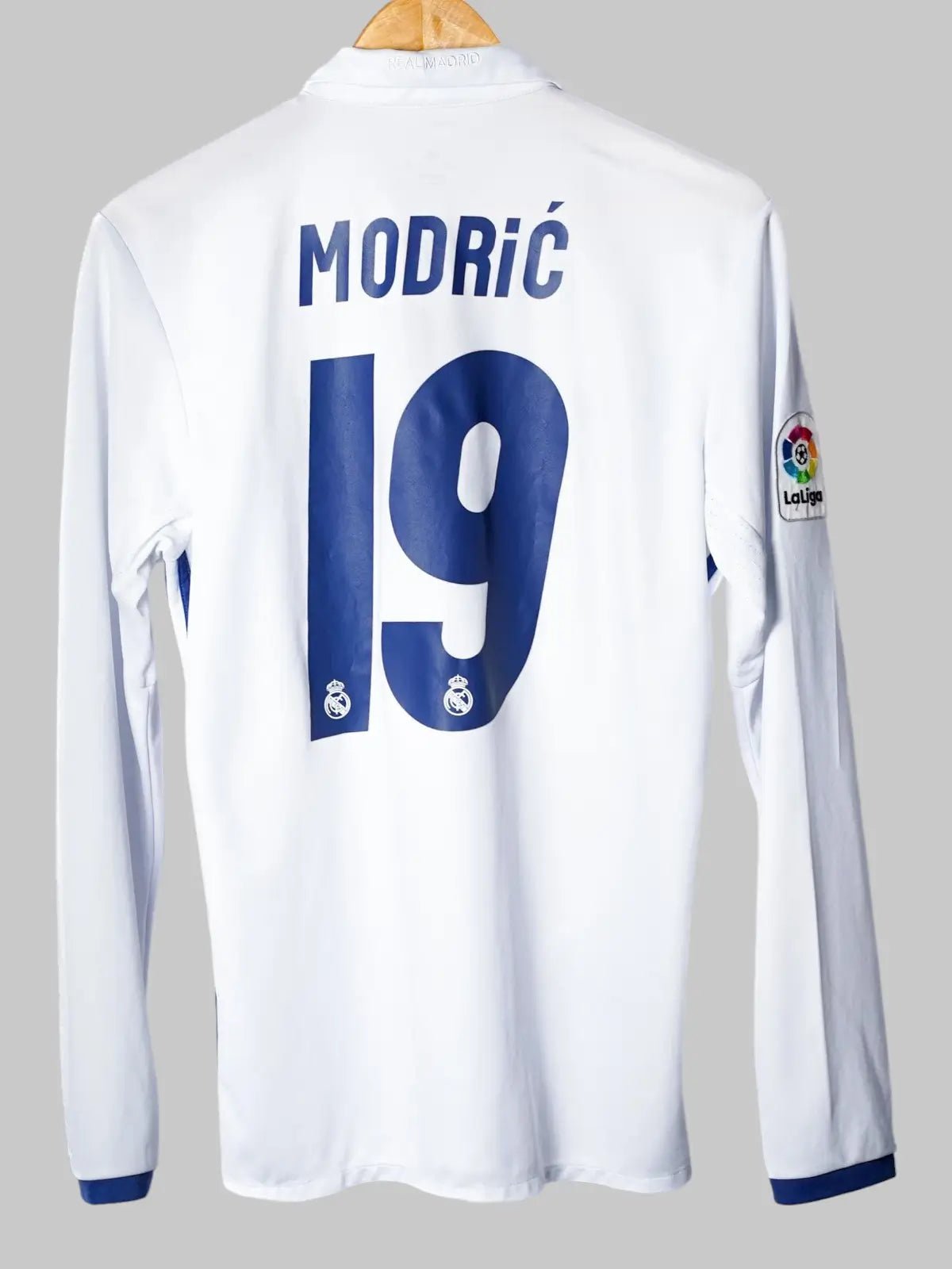 Real Madrid Home Shirt L/S 2016/17 Modric 19 (S)