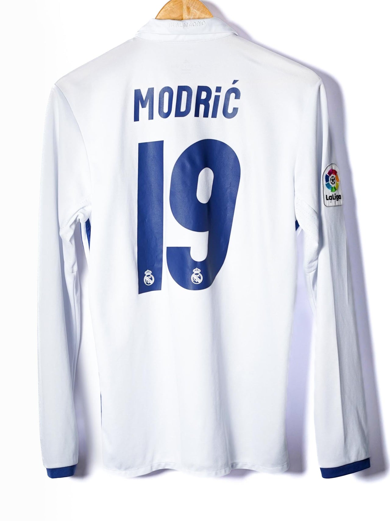 Real Madrid Home Shirt L/S 2016/17 Modric 19 (S)
