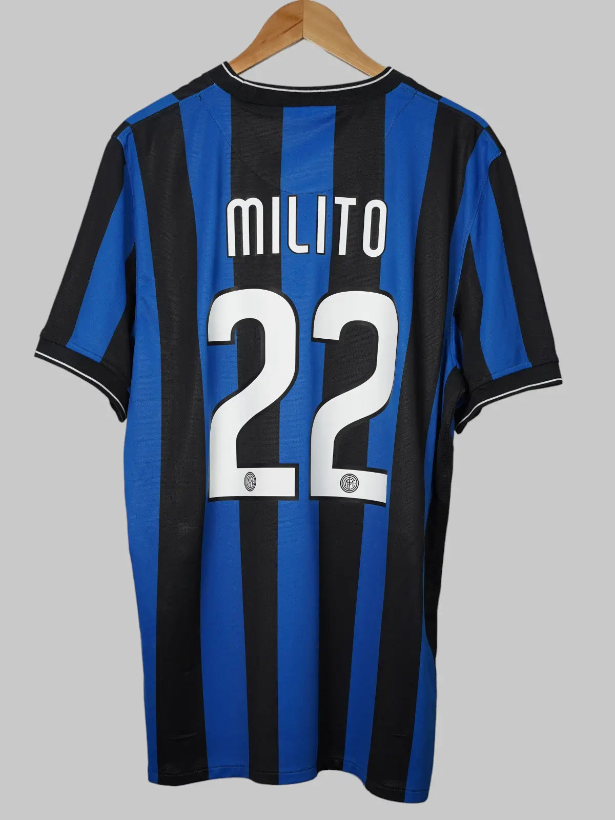 Inter Milan Home Shirt 2009/10 Milito #22 (XL)
