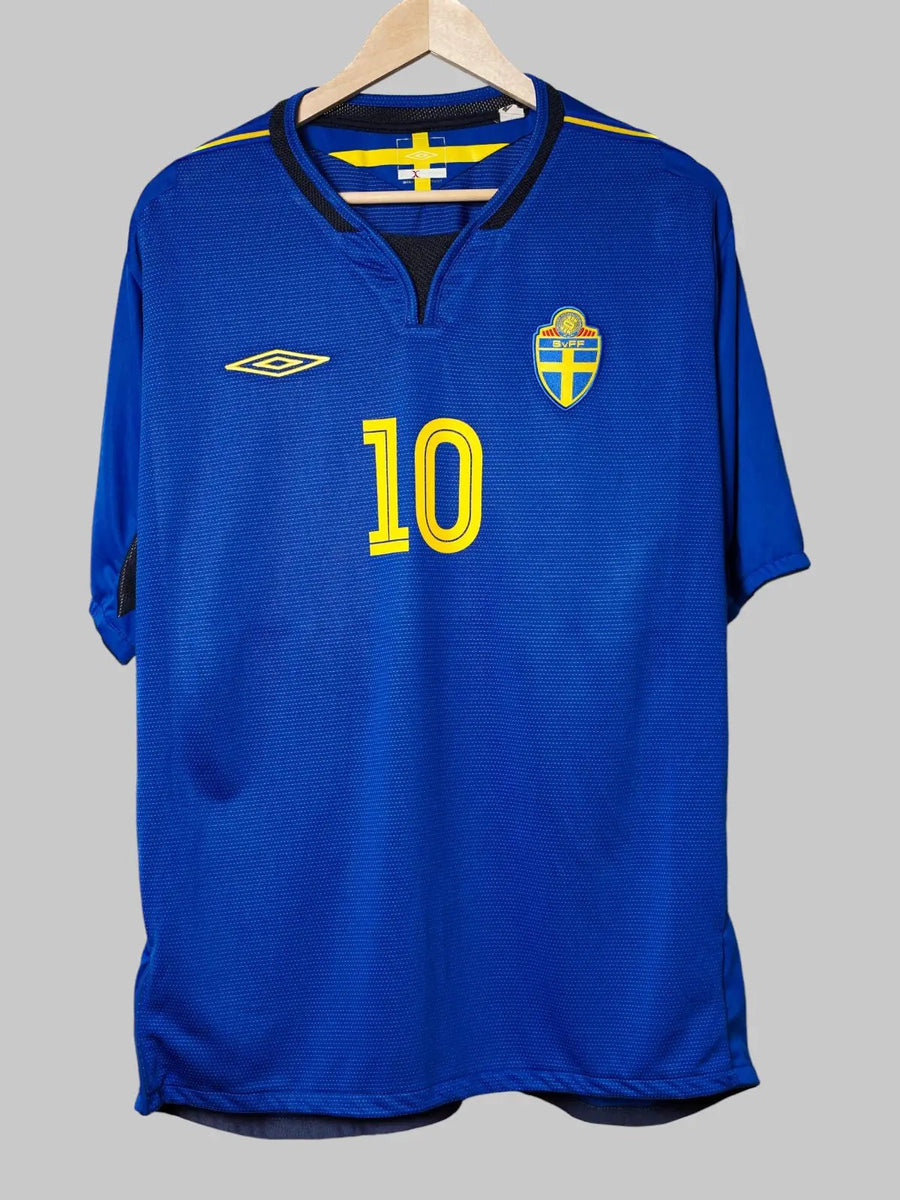 2005/06 Sweden Ibrahimović #10 Away Shirt (XL) Umbro – First11 2005/06 Sweden Ibrahimović #10 Away Shirt (XL) Umbro – First11