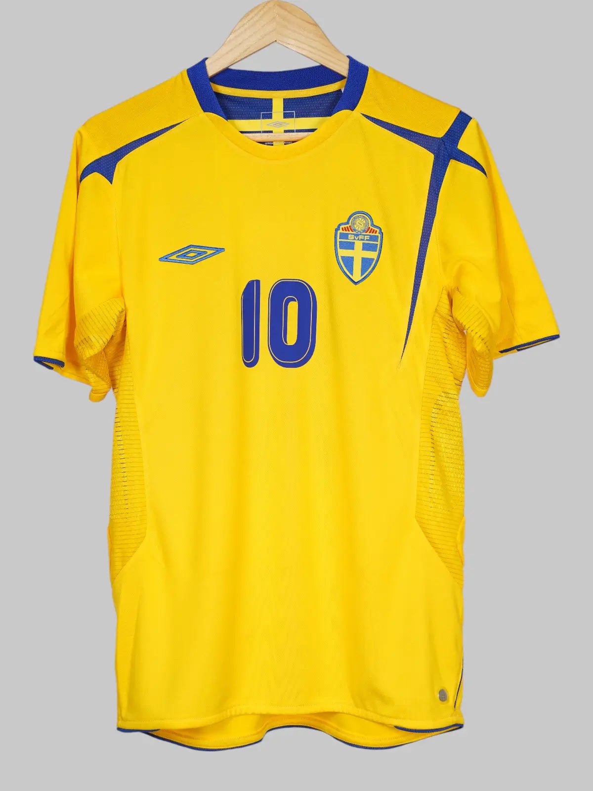 2006/07 Sweden Ibrahimović #10 Home Shirt (M) Umbro | First11